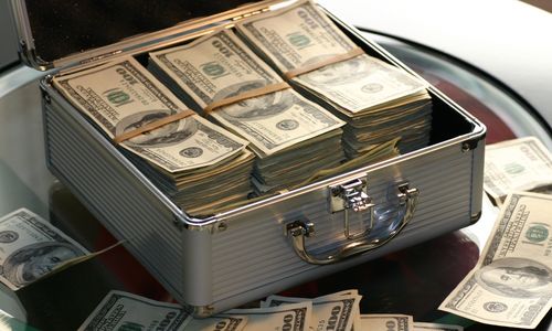 Bilde av en koffert med penger - symboliserer hva et holdingselskap fra Haas egentlig er - en koffert med penger.