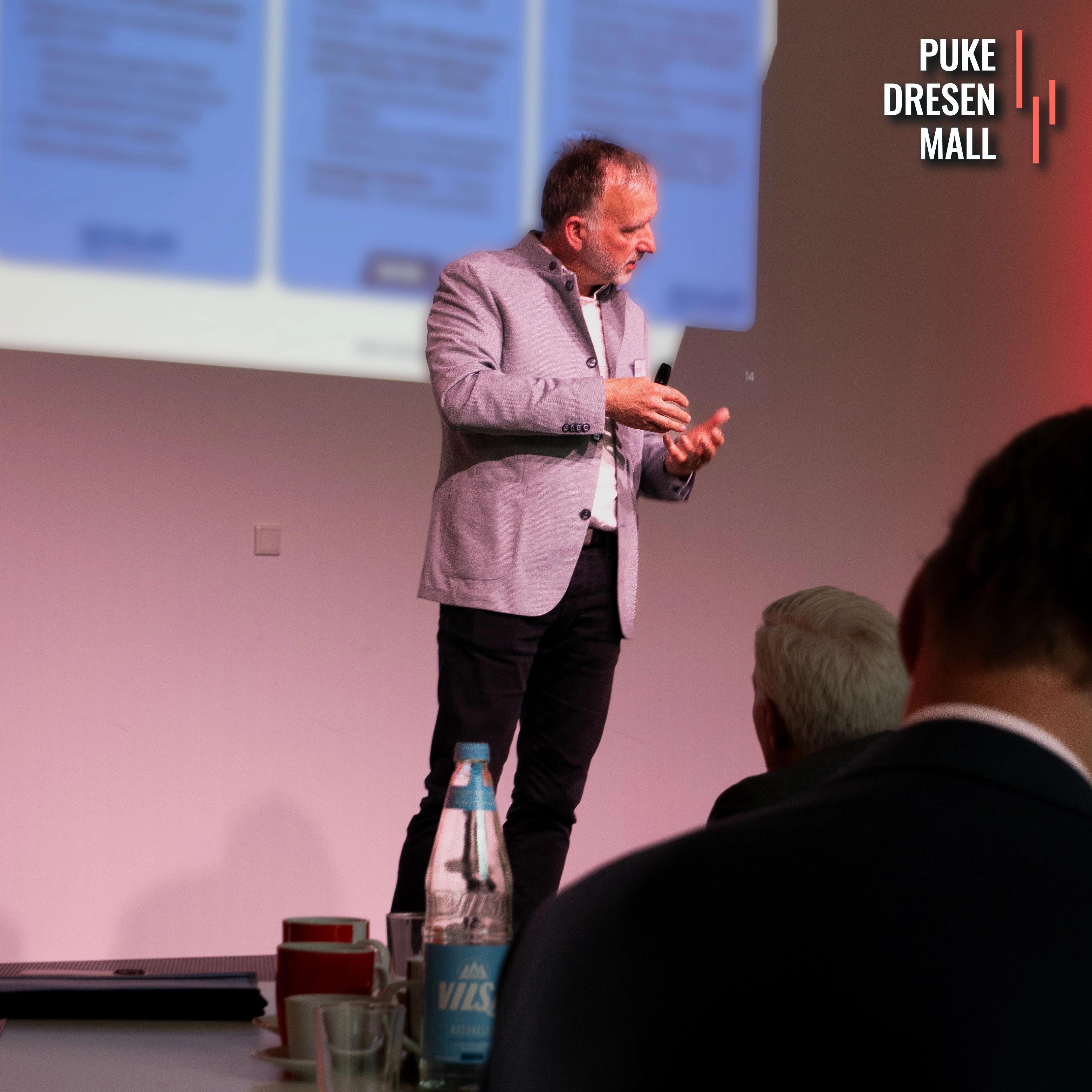 Christoph Ranze (encoway GmbH) zeigte, wie Künstliche Intelligenz Unternehmen transformiert und welche Rolle KI bei der Steigerung von Produktivität, Wettbewerbsfähigkeit und organisatorischer Entwicklung spielen kann.