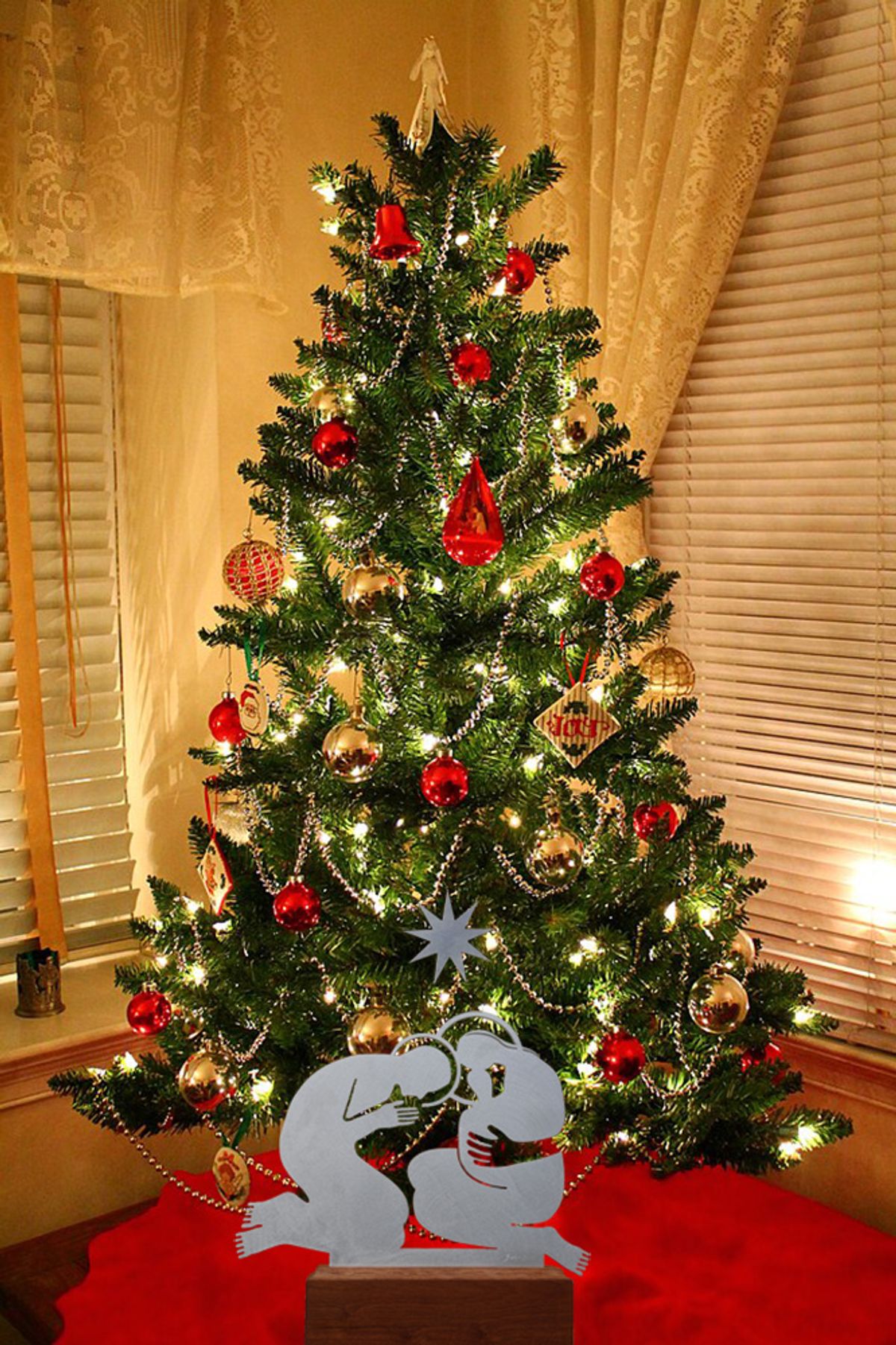 Jolanta Johnsson, Holy Family sculpture, star above, under Christmas tree