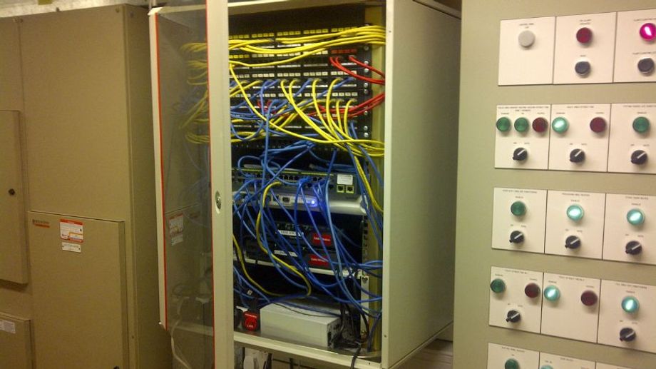 CAT Trong Ethernet Là Gì? Giải Mã Ký Hiệu Quyết Định Hiệu Suất Mạng Của Bạn