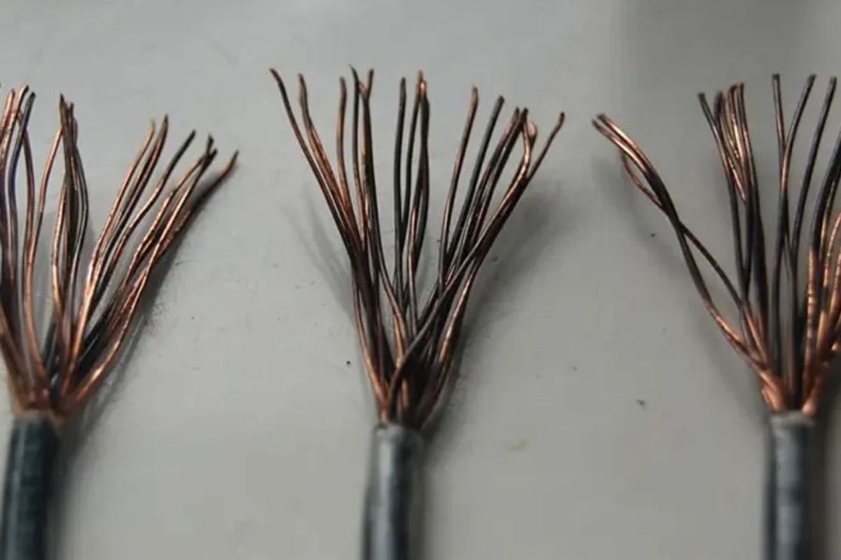 Phản ứng oxy hóa làm giảm khả năng tiếp xúc điện