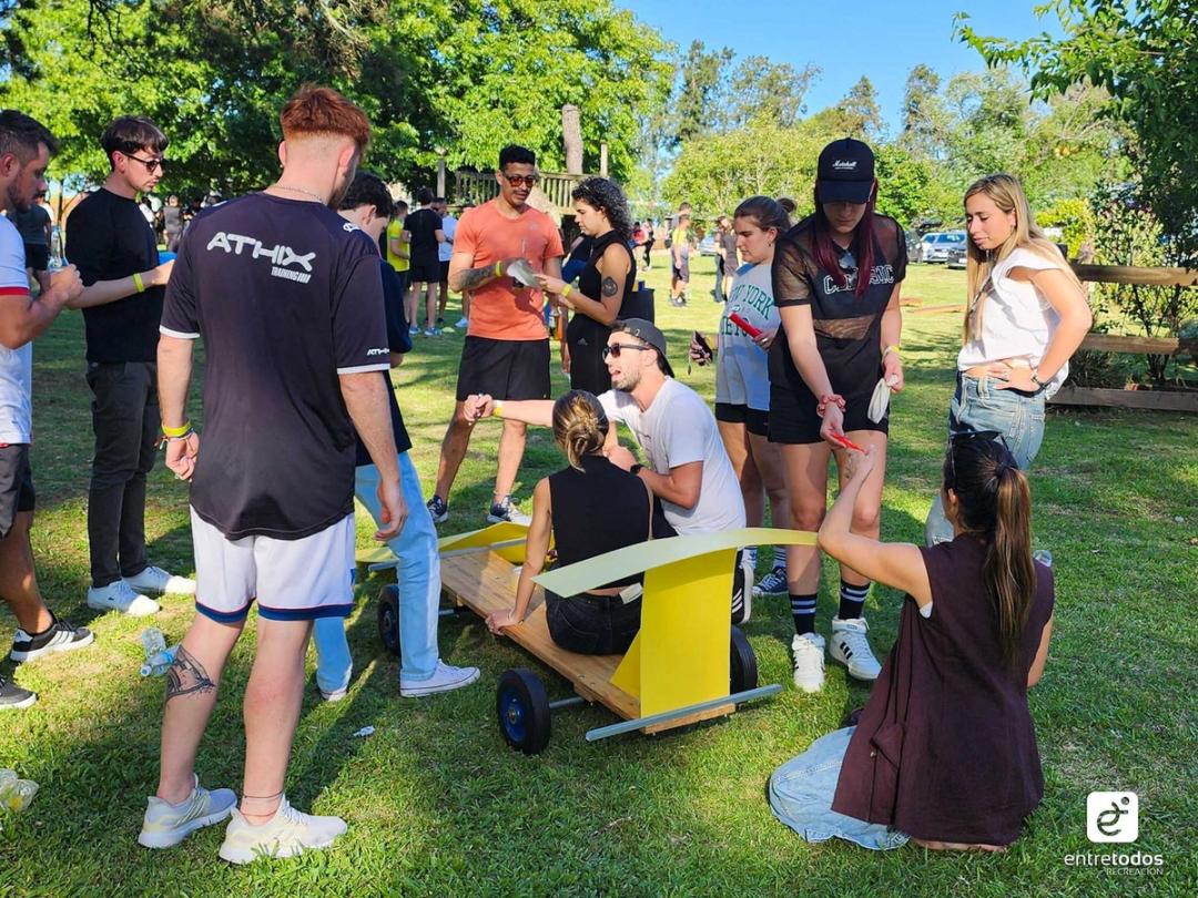 Equipo armando un carro en una actividad al aire libre