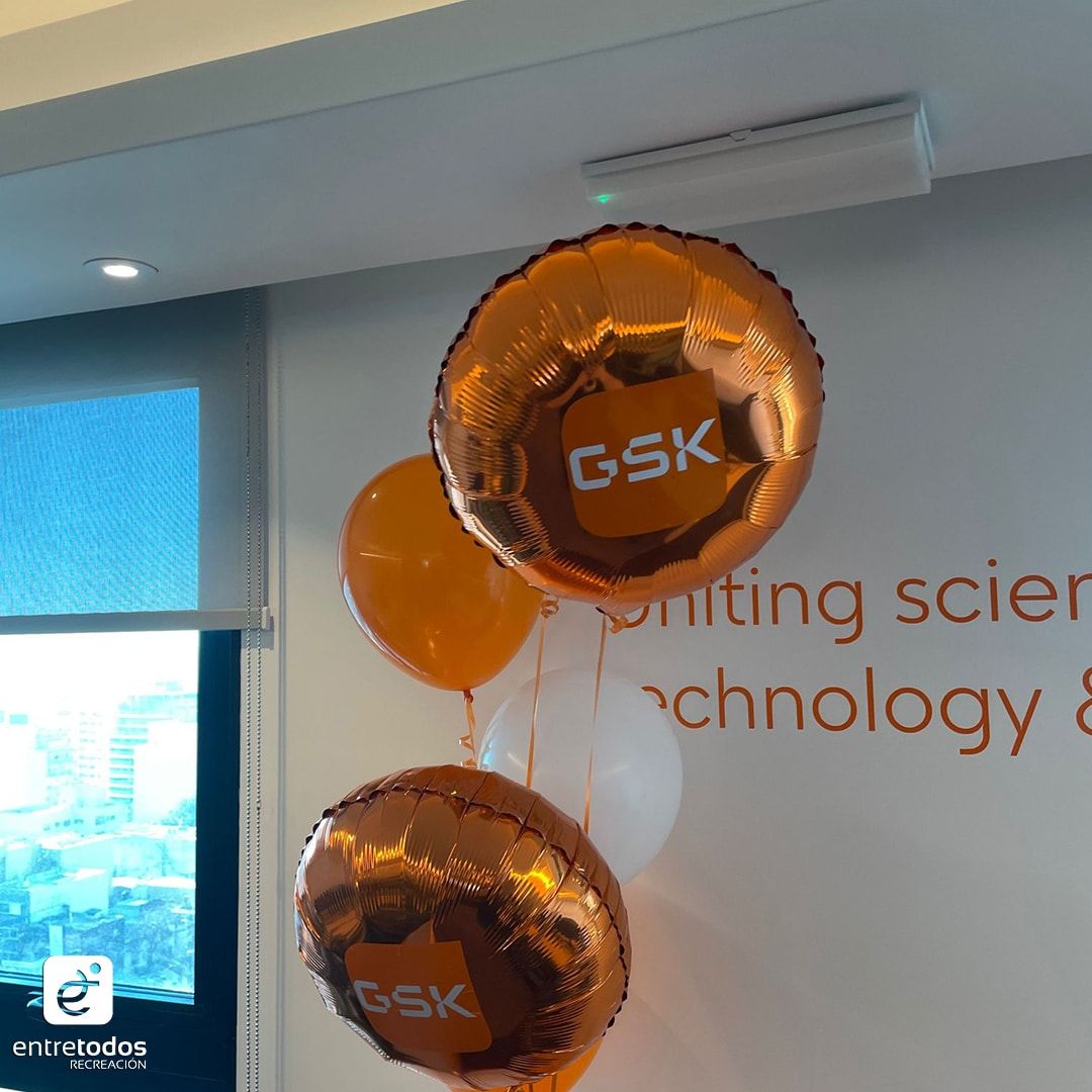 Globos metalizados naranjas con el logo de GSK en la oficina nueva