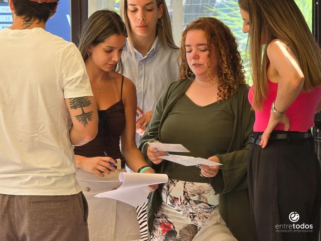 Grupo de participantes riéndose durante una dinámica