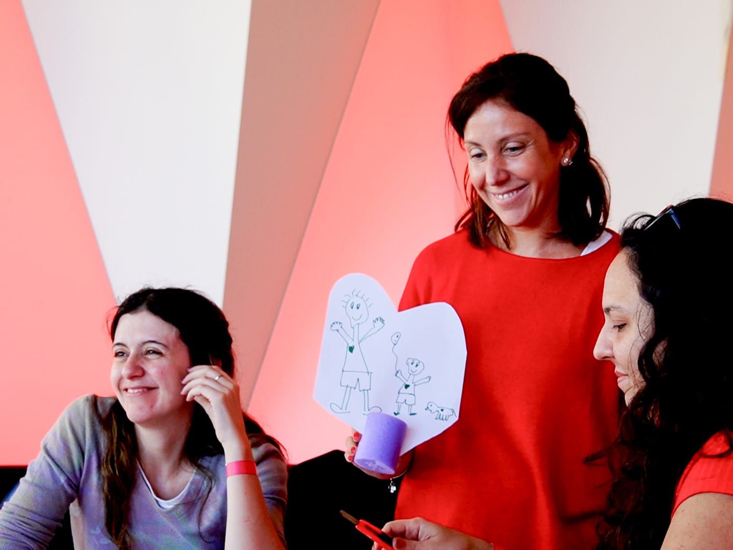Dos participantes se ríen mientras completan una actividad con dibujos