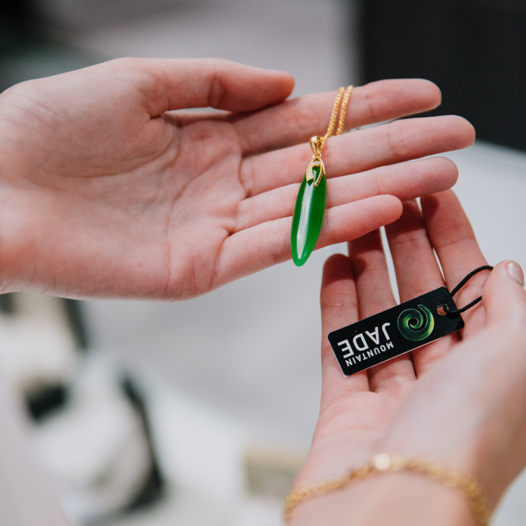 Pounamu roimata on gold