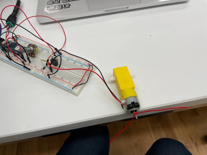 DC motor connected to an AC/DC adapter with using a MOSFET N-Channel transistor