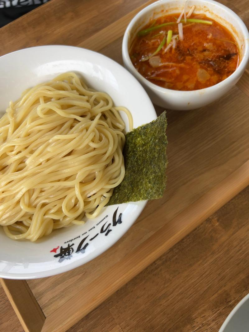 別皿の麺と赤い辛みそつけ汁のセット