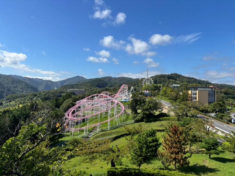 山の高台にあるかみねレジャーランドのジェットコースター
