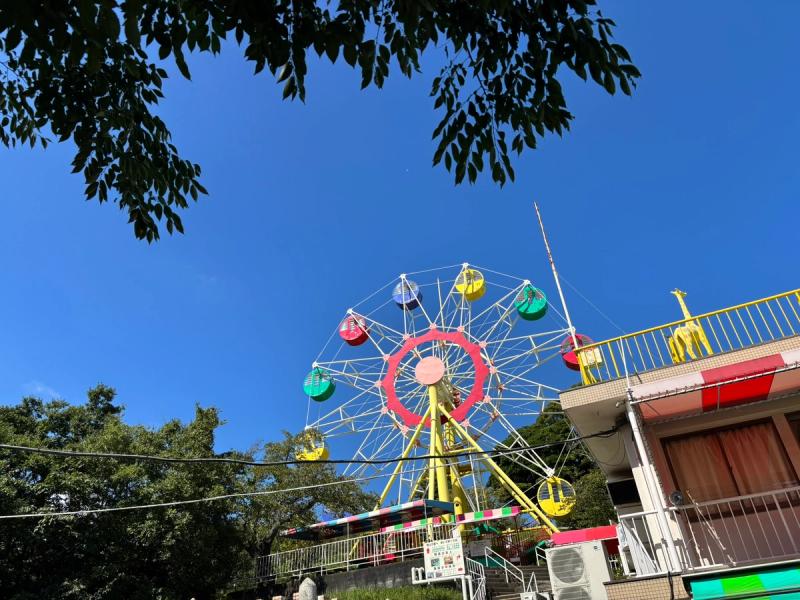 かみね遊園地のカラフルな観覧車