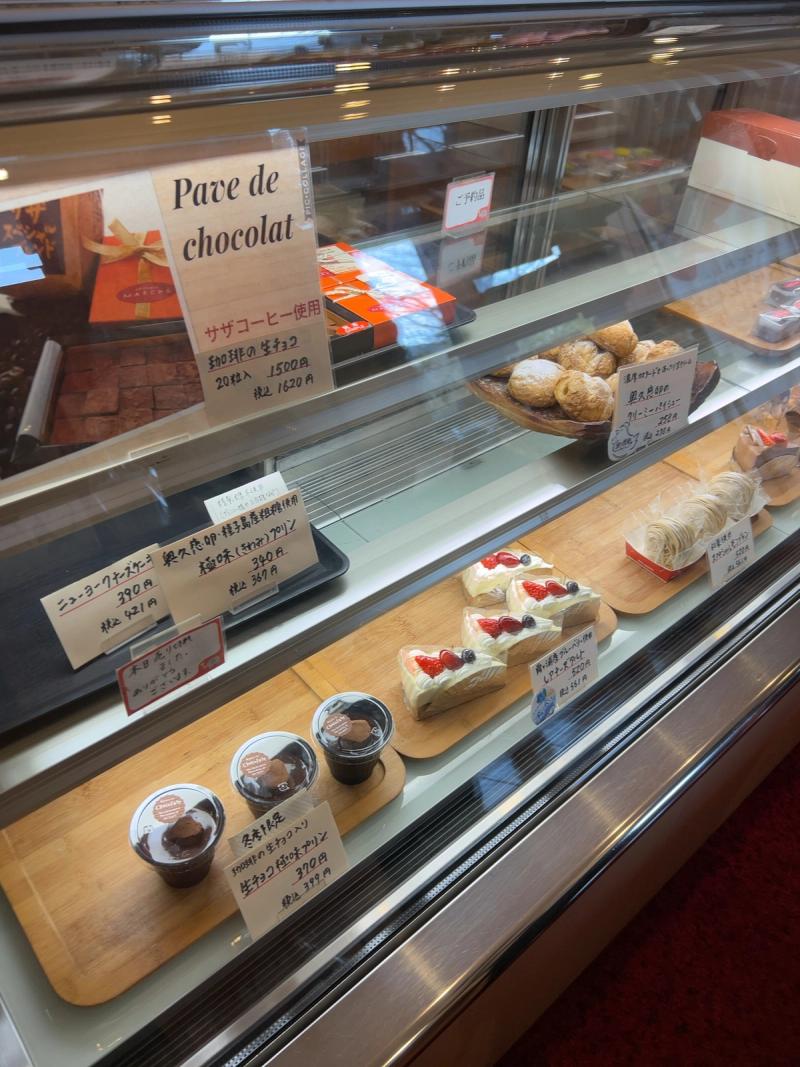 ショーケースに並ぶショートケーキ、チョコレートケーキ、極味プリン