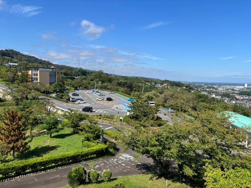 かみね公園の駐車場と周辺の眺め