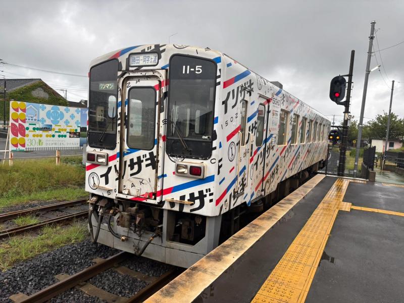湊線を走るラッピング車両（那珂湊駅）