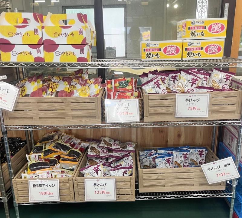 焼いも館に並ぶ芋けんぴ各種(塩味・紫芋けんぴなど)