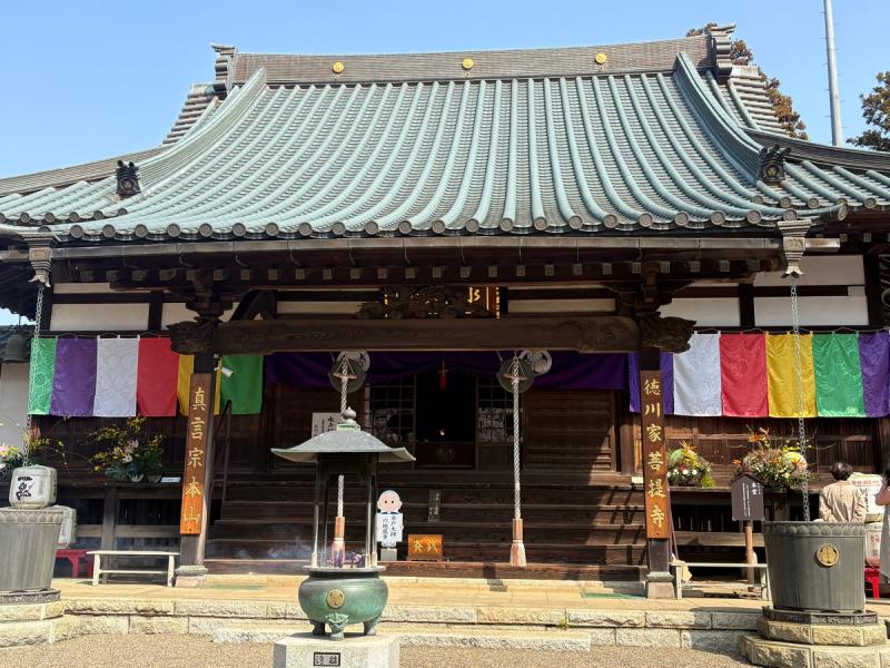 五色幕が揺れる六地蔵寺の本堂