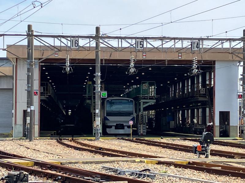 検修庫に入るE531系電車(電車の病院のような車両基地)