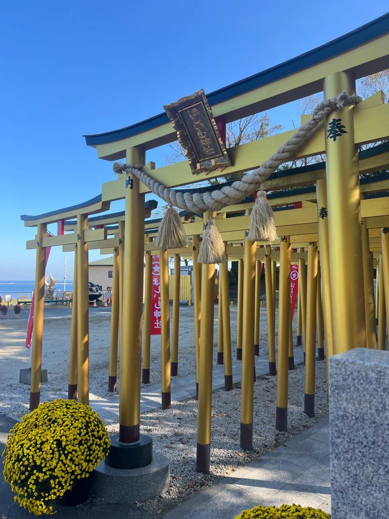 黄金に輝く鳥居【ほしいも神社】