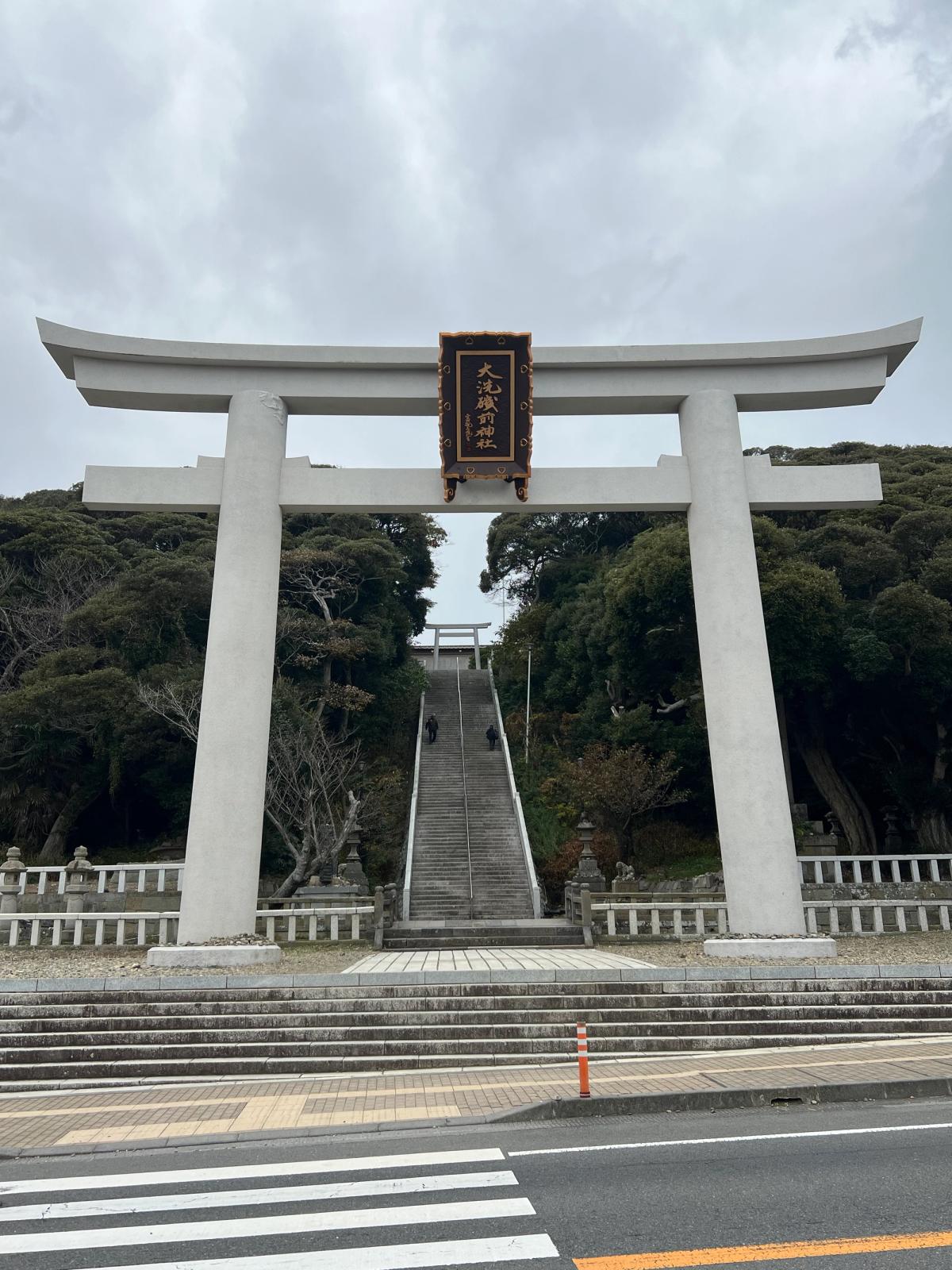 大洗磯前神社｜海に立つ神磯の鳥居が織りなす絶景と神話の聖地【茨城県大洗町】