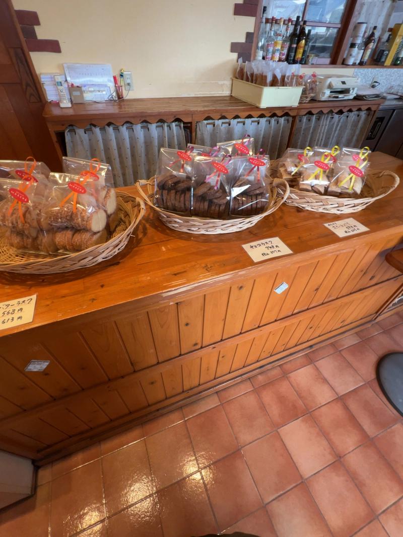 籠に並べられた個包装の焼き菓子セット
