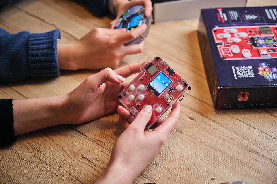 Two people playing with CircuitMess Bit and Codee