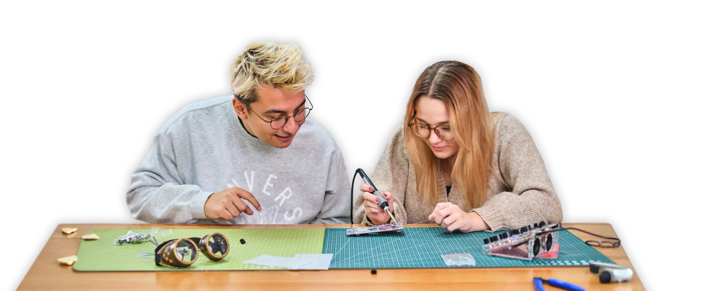 Man and woman assembling CircuitMess Synthia
