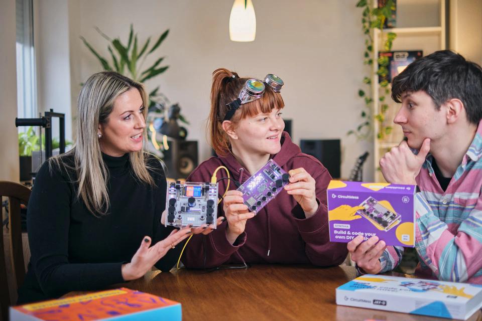A group of people playing with CircuitMess Synthia and Jay-D