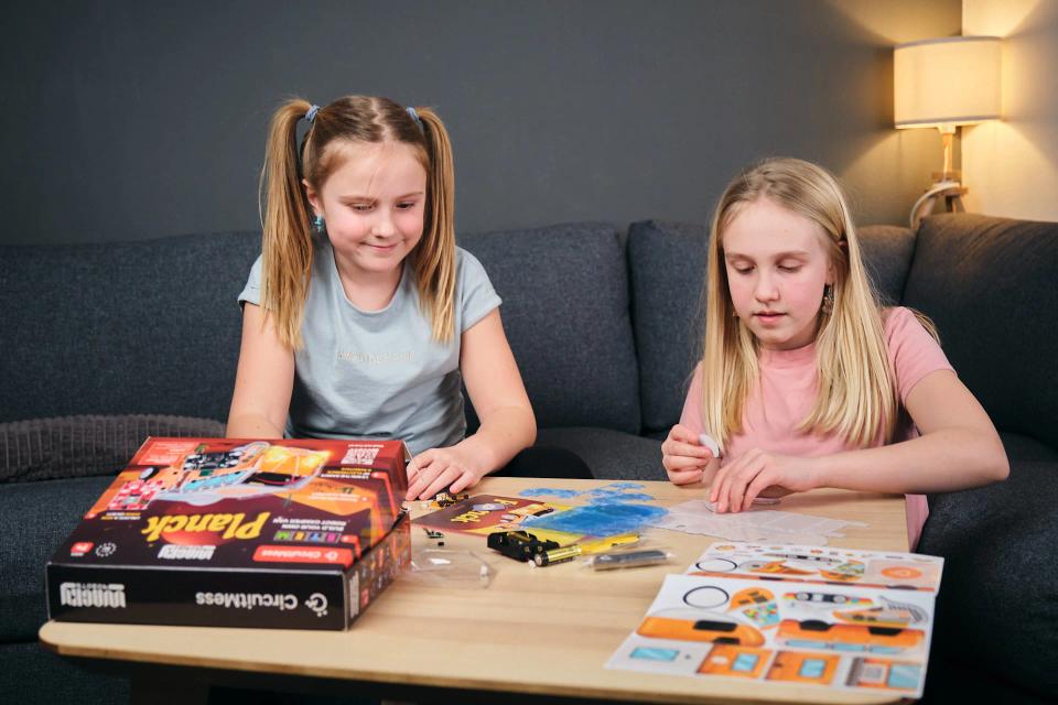 Two girls assembling CircuitMess Planck