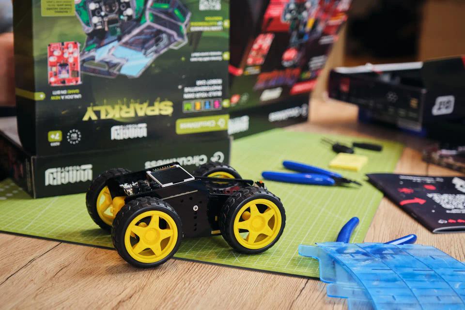 CircuitMess Wheelson and tools on a table