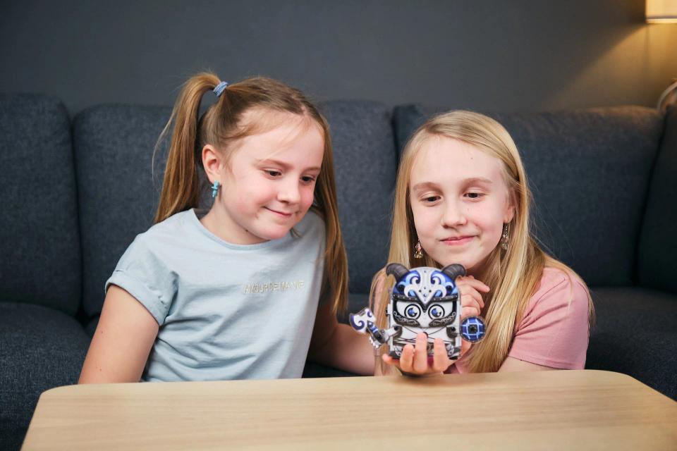Two girls playing with CircuitMess Harald