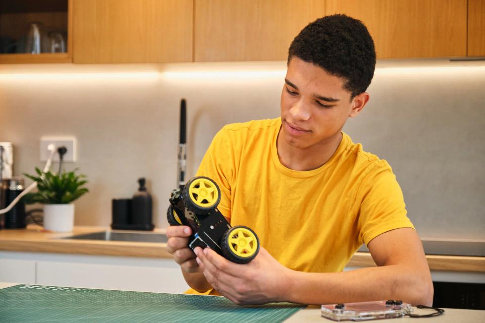 A man assembling CircuitMess Wheelson