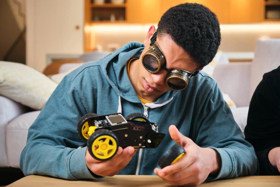 A man assembling CircuitMess Wheelson