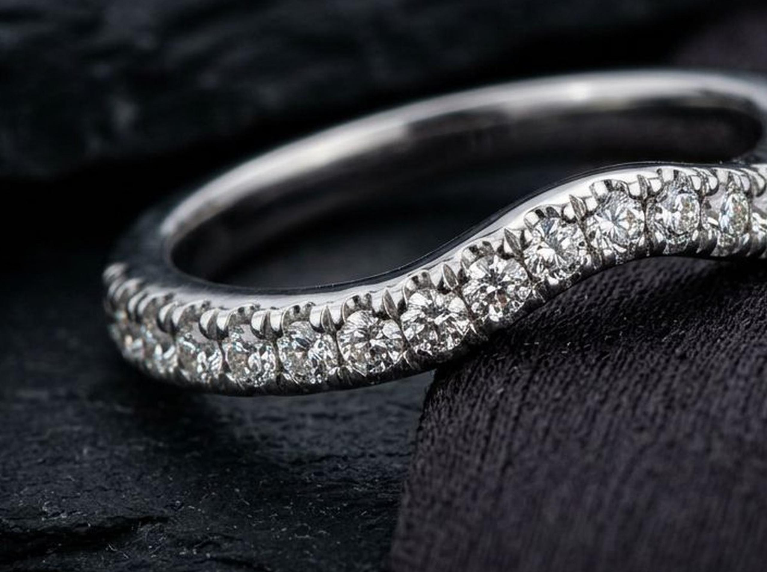 Close detail of the band's continuous diamond line.
