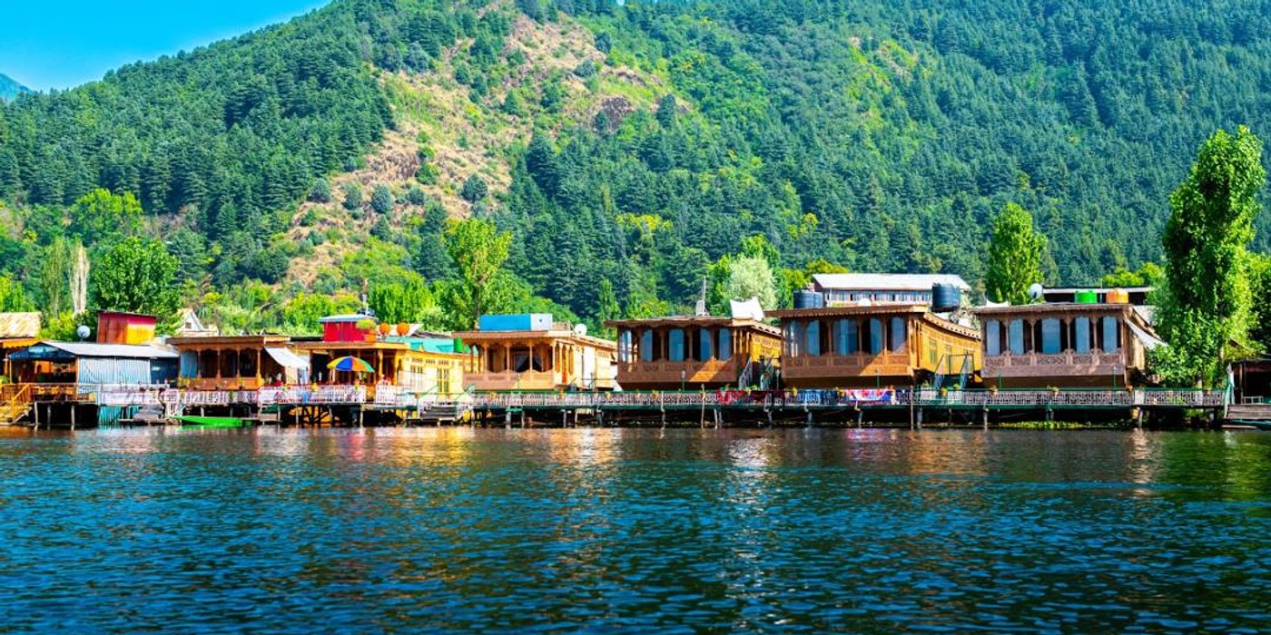 Shikara ride on Dal Lake Srinagar with Himalayan mountains in the background – iC Kashmir