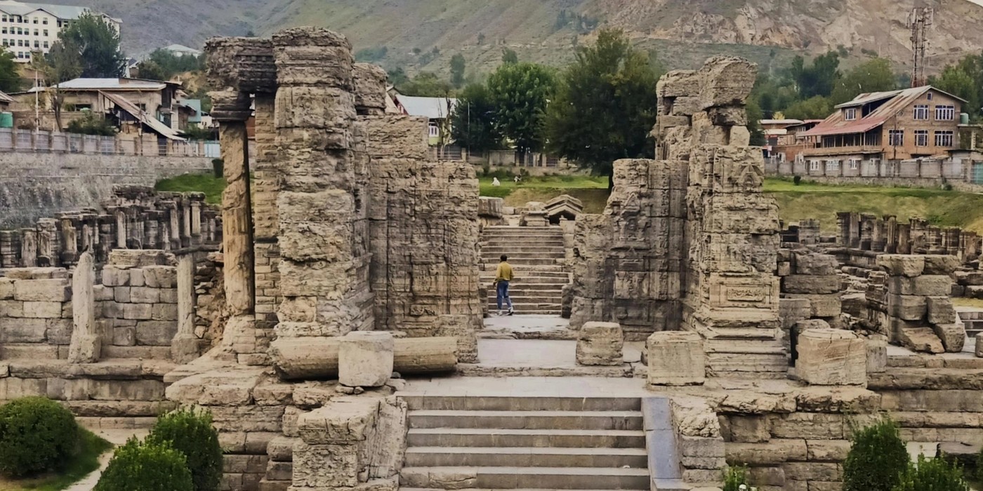 Scenic journey from Gulmarg to Pahalgam with Kashmir mountains and Lidder River