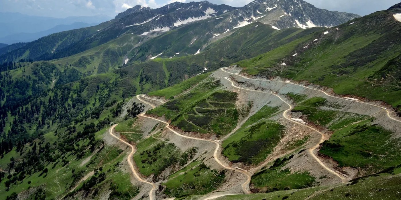 Sinthan Top mountain pass with Himalayan views in Kashmir
