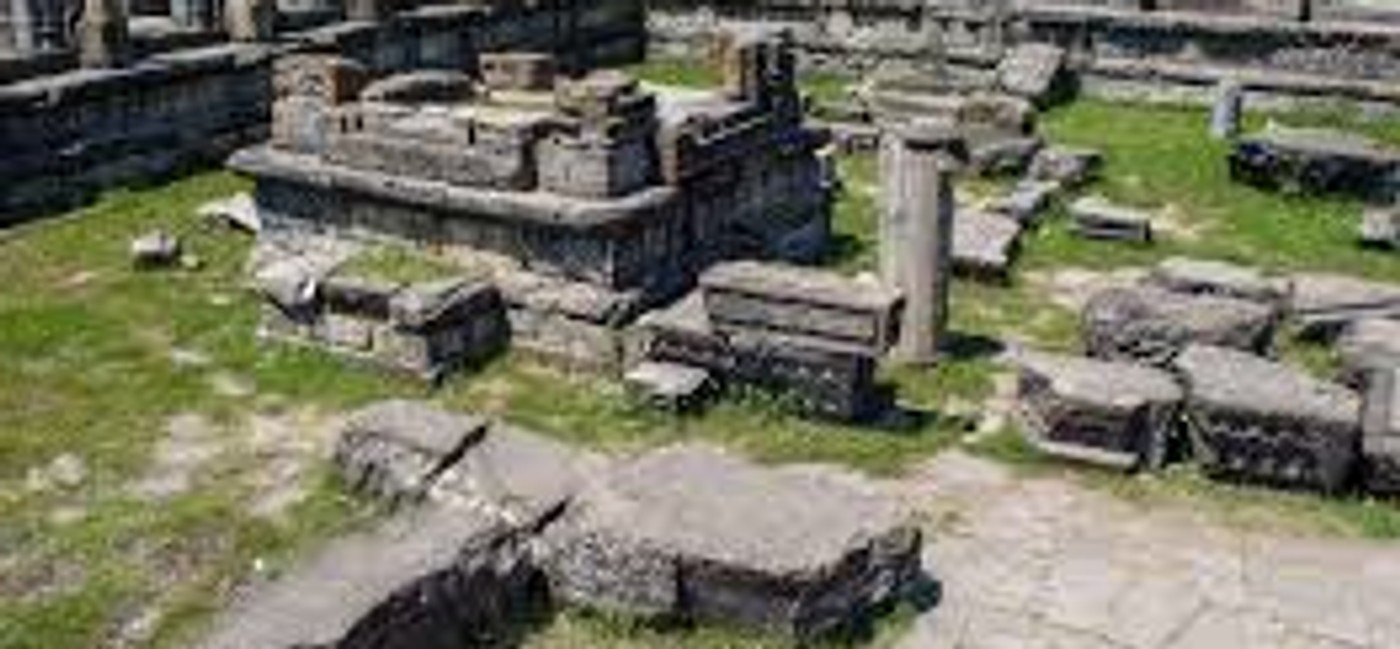 Explore famous temples in Kashmir with locations, timings, routes and travel tips for Shankaracharya, Kheer Bhawani, Martand, Sharda and more.