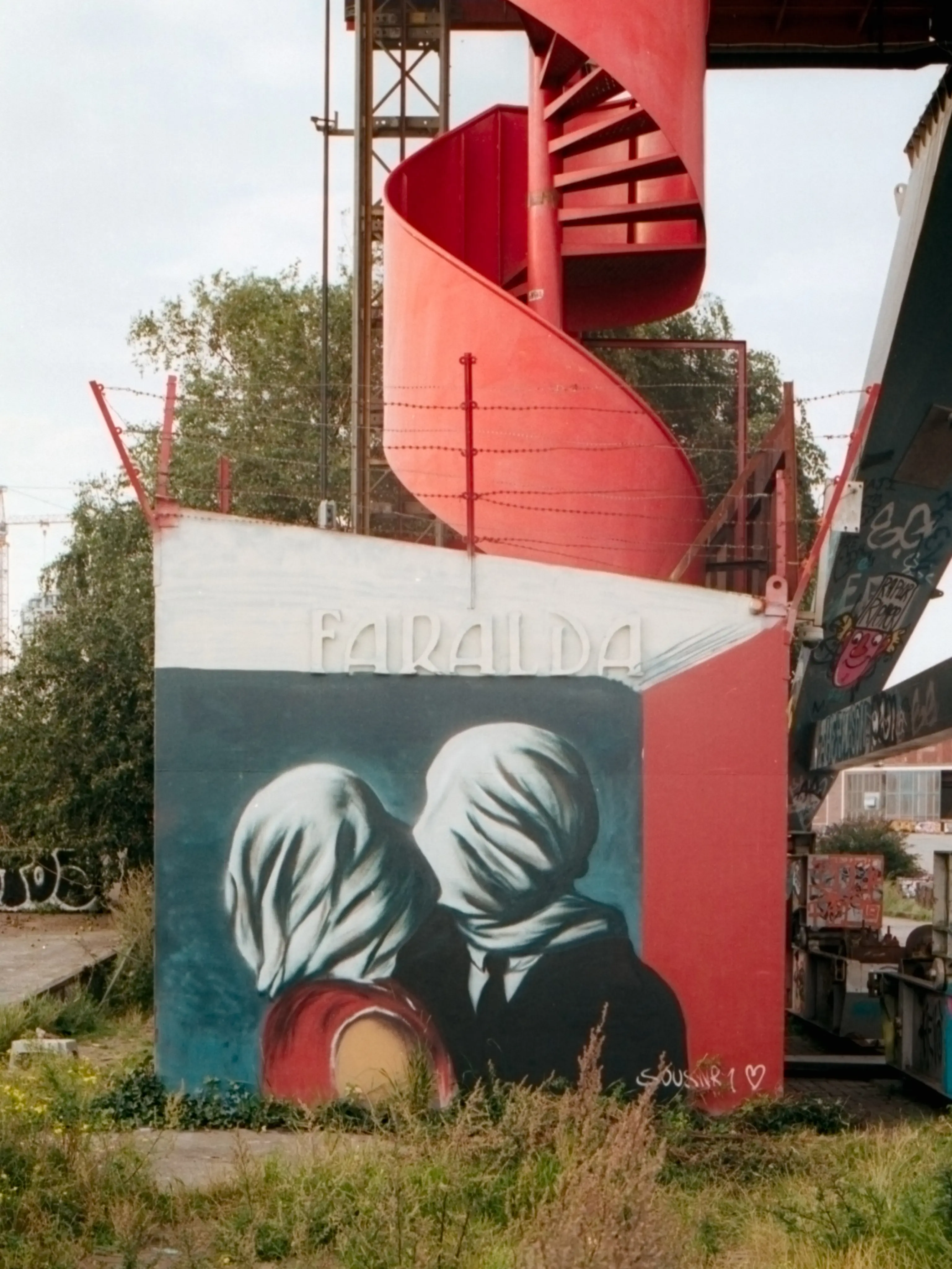 Kissing wall - Amsterdam NDSM - Kodak Portra 400