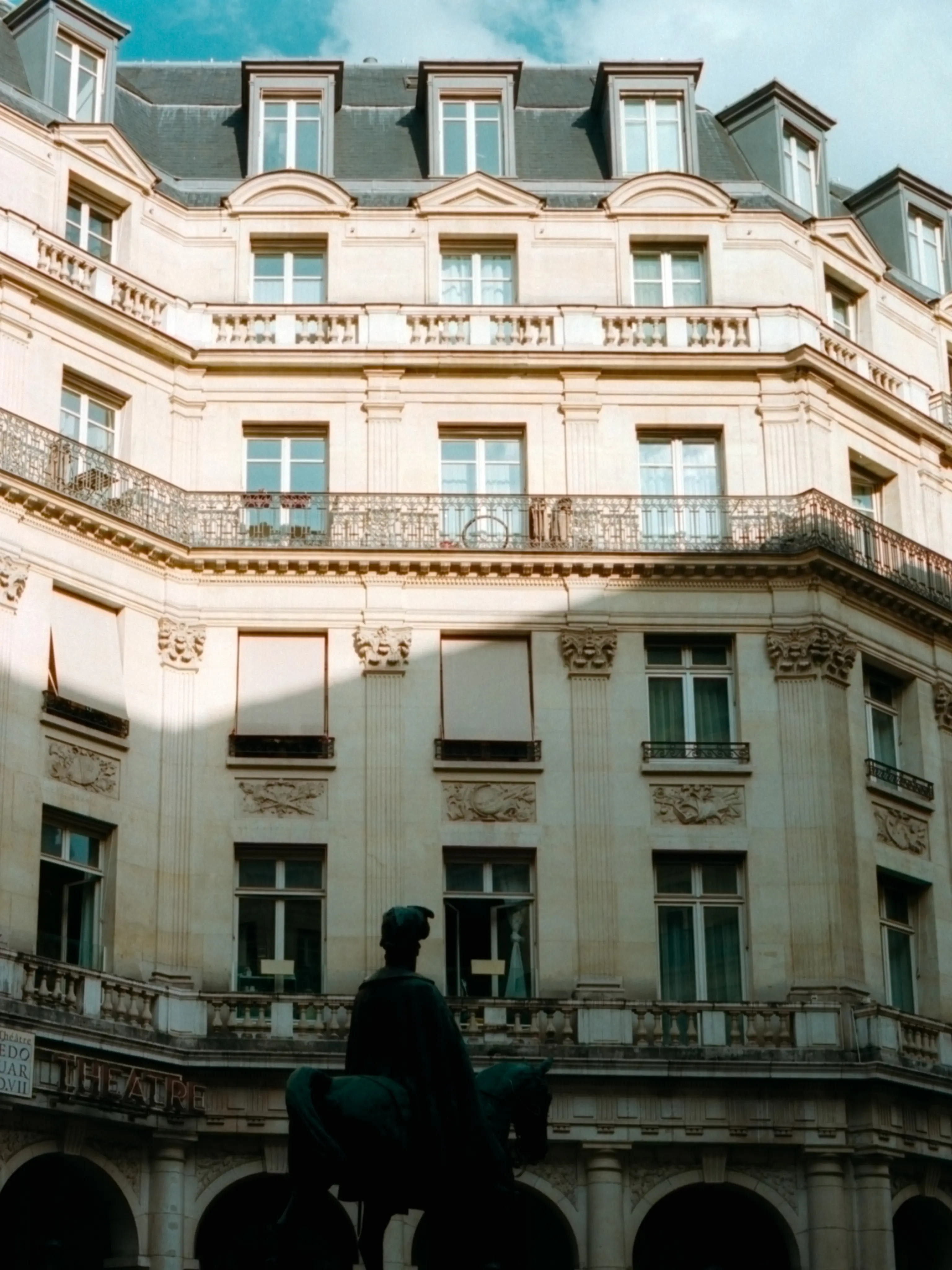 Waiting knight - Place Edouard VII Paris - Kodak Portra 400