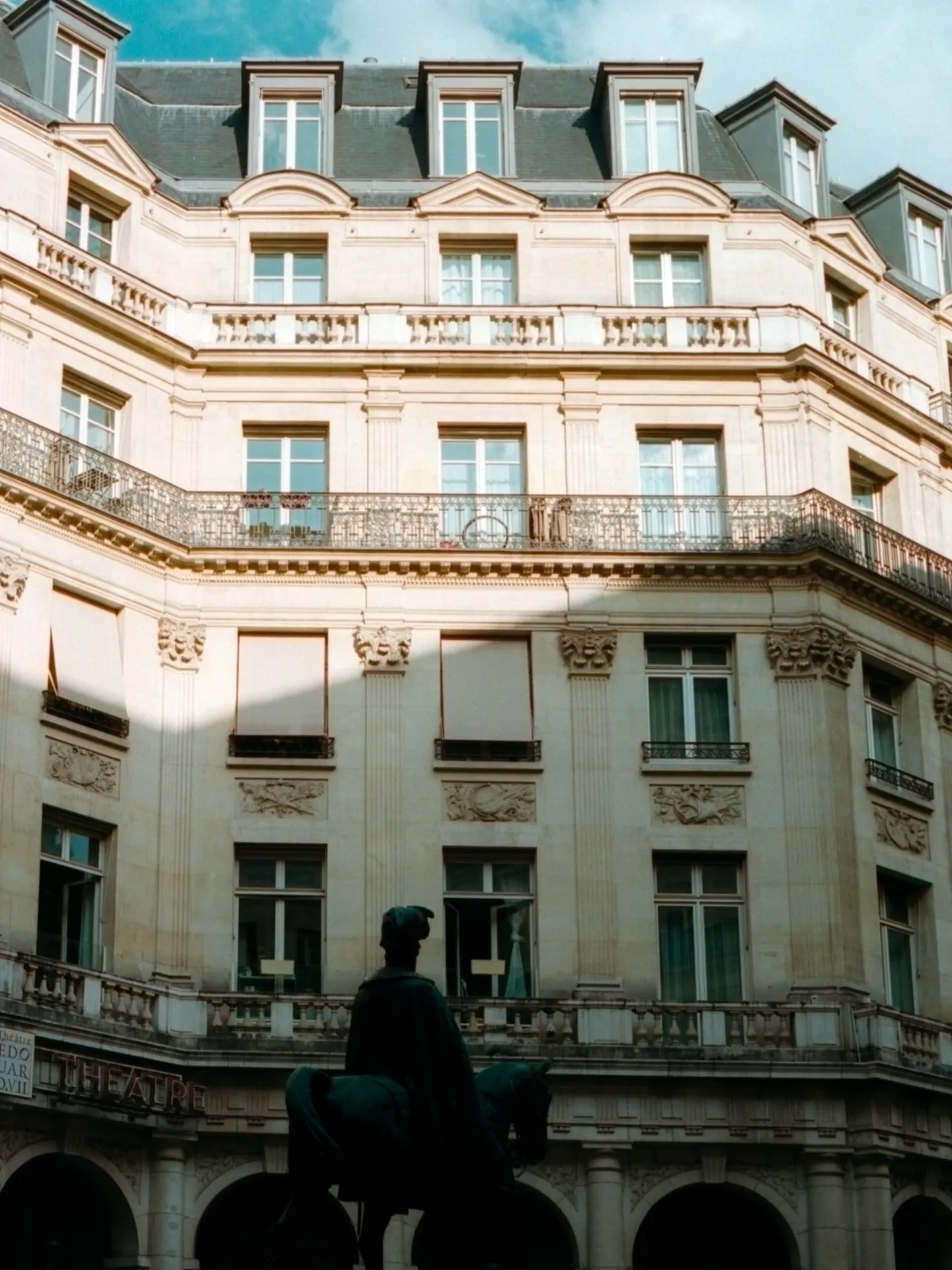 Waiting knight - Place Edouard VII Paris - Kodak Portra 400