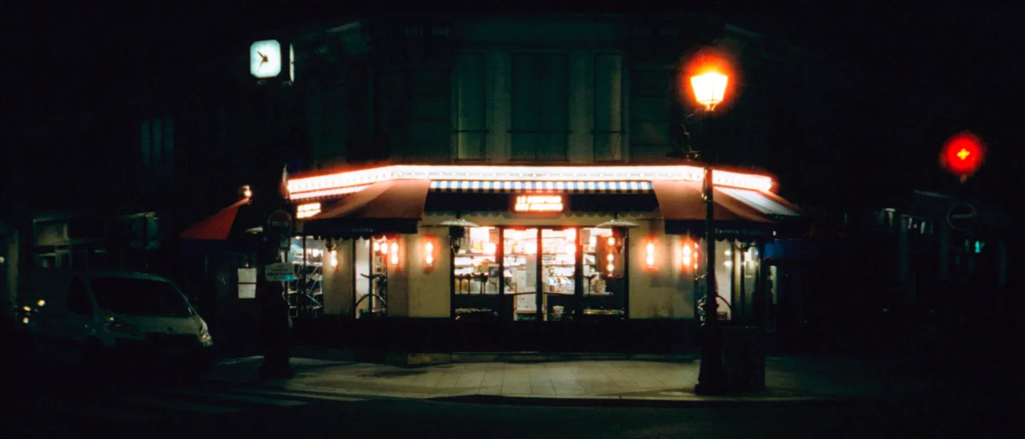 Closed bar - Le comptoir des archives - Paris - Cinestill 800T
