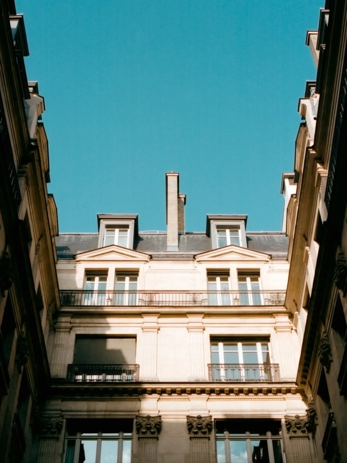Parisian light - Place Edouard VII Paris - Kodak Portra 400