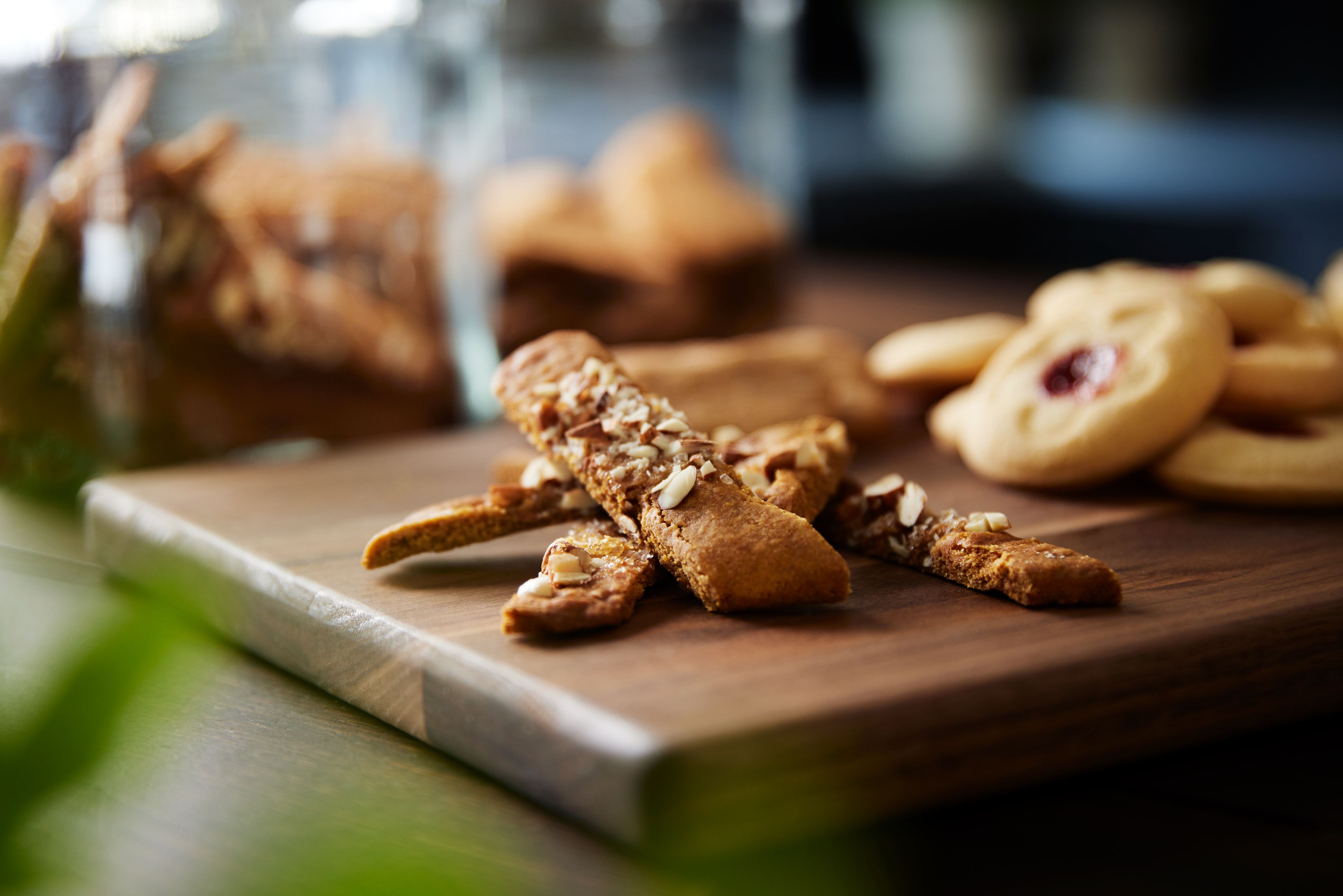 Nystekte glutenfrie kjeks og bakverk på en fjøl
