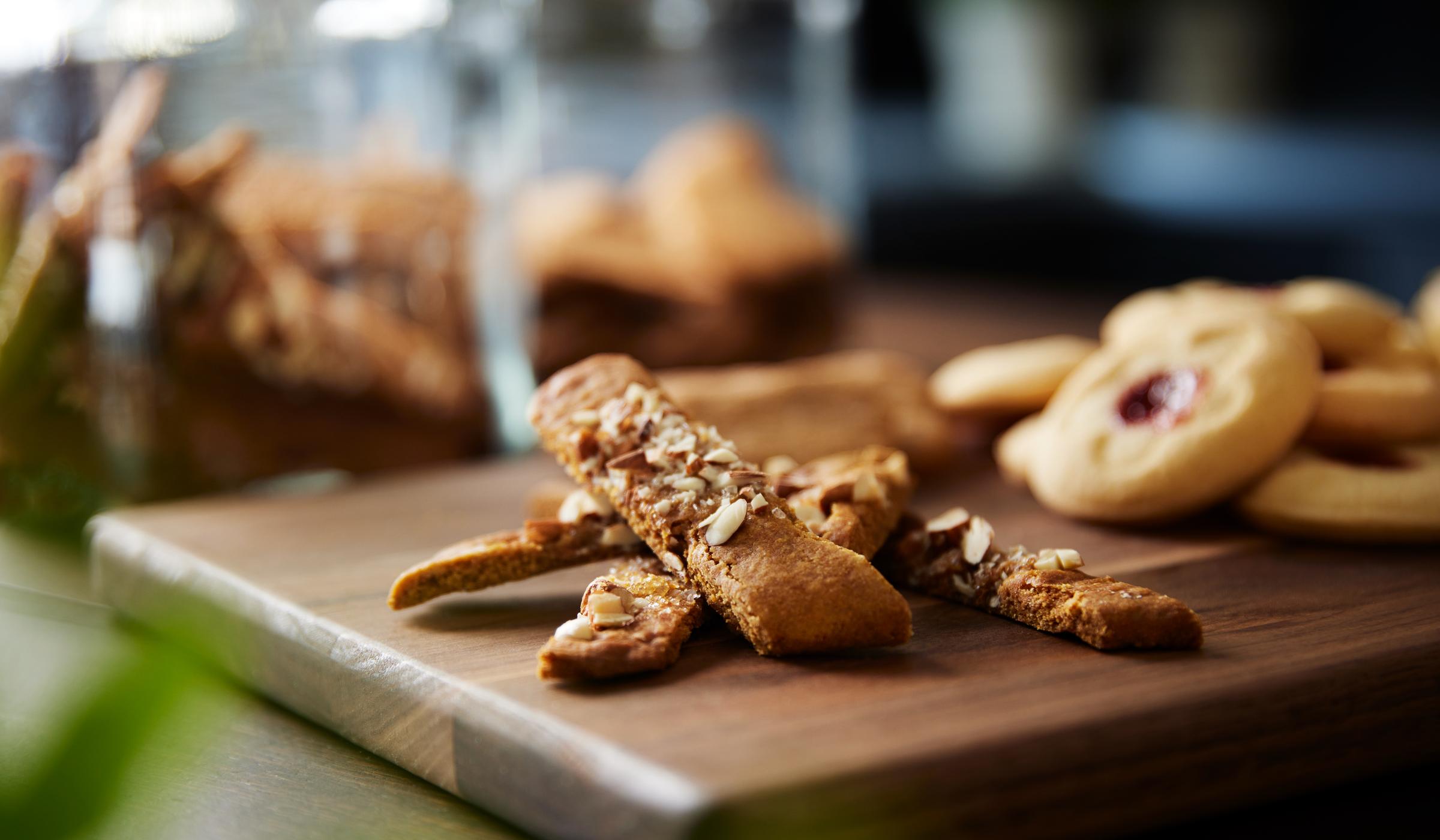 Nystekte glutenfrie kjeks og bakverk på en fjøl