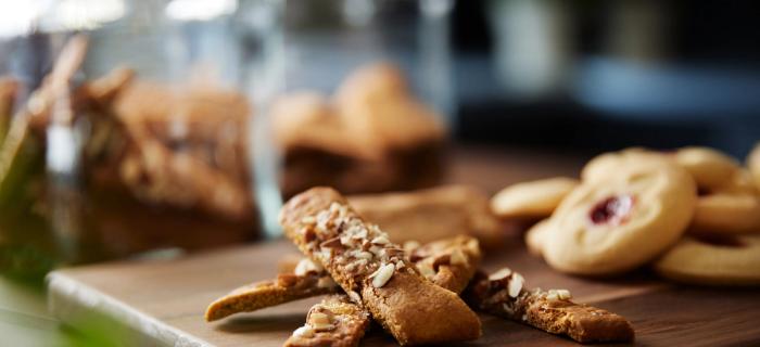 Nystekte glutenfrie kjeks og bakverk på en fjøl