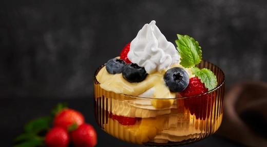 Pavlova dessert