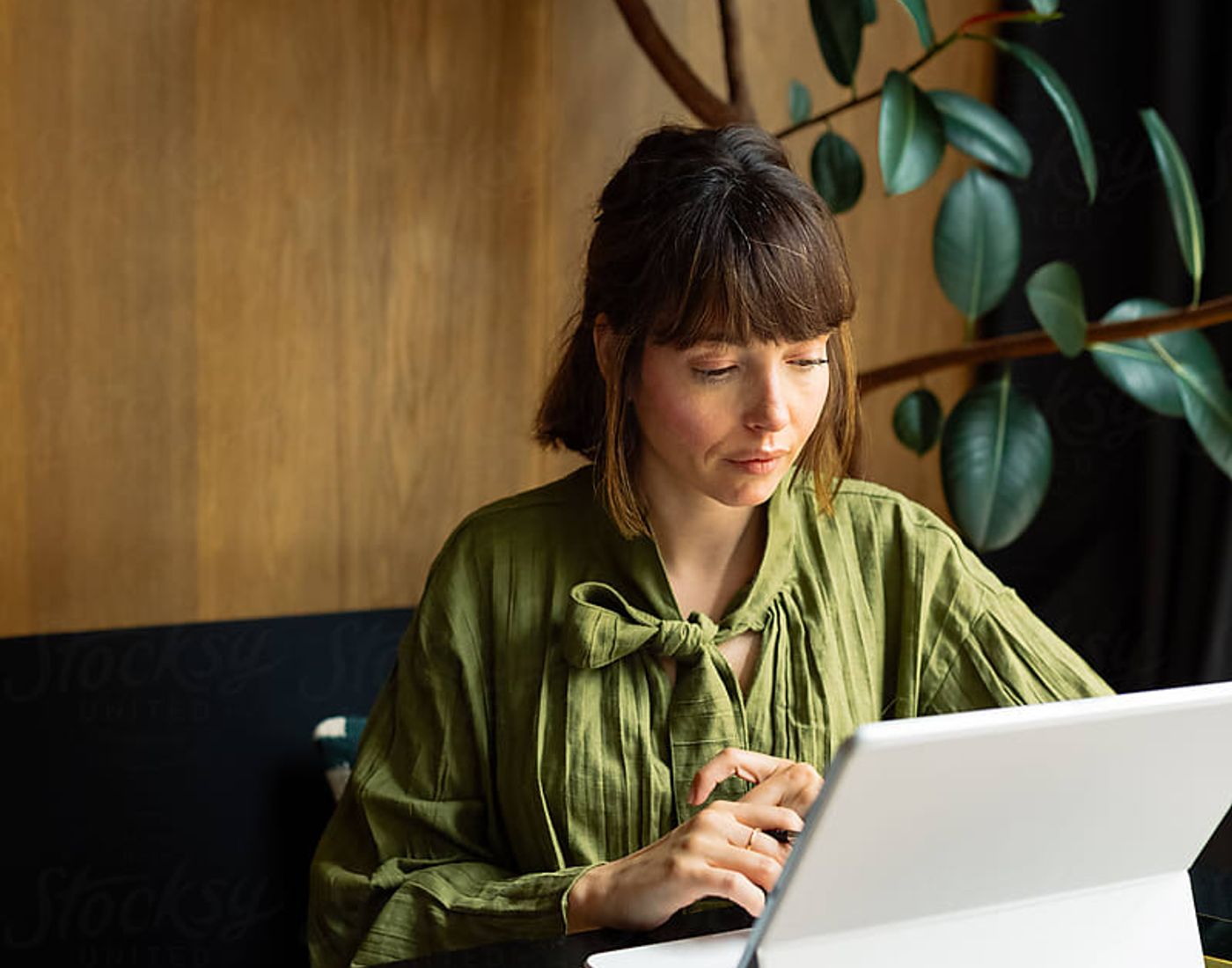 Verwalterin arbeitet am Laptop