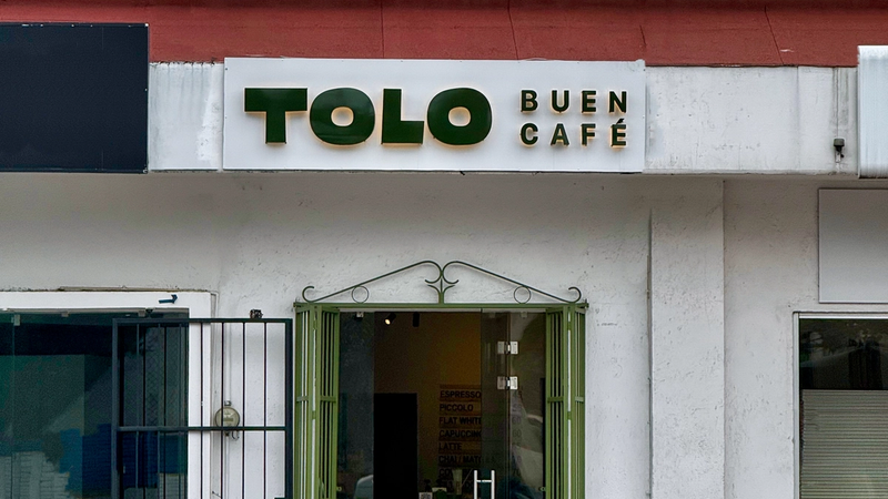 Bar and interior of TOLO Pino Suárez, a specialty café in Toluca on Boulevard José María Pino Suárez