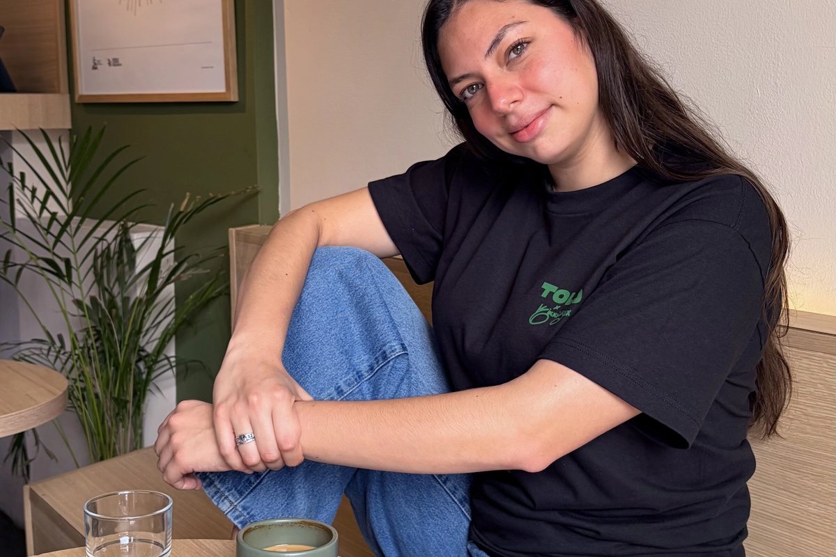 Das schwarze TOLO × Kikki Sixx Shirt getragen, Vorderansicht