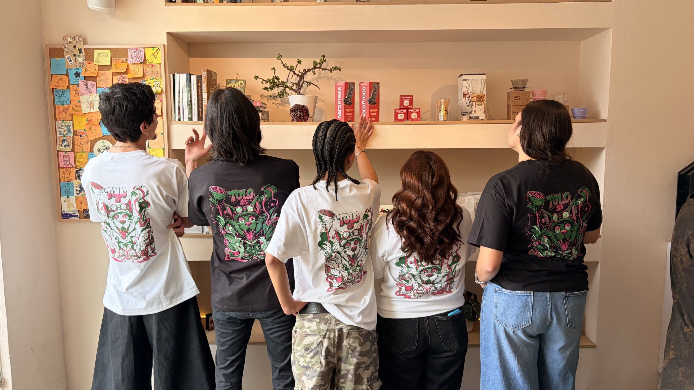Fünf Personen von hinten im TOLO in den weißen und schwarzen TOLO × Kikki Sixx Shirts