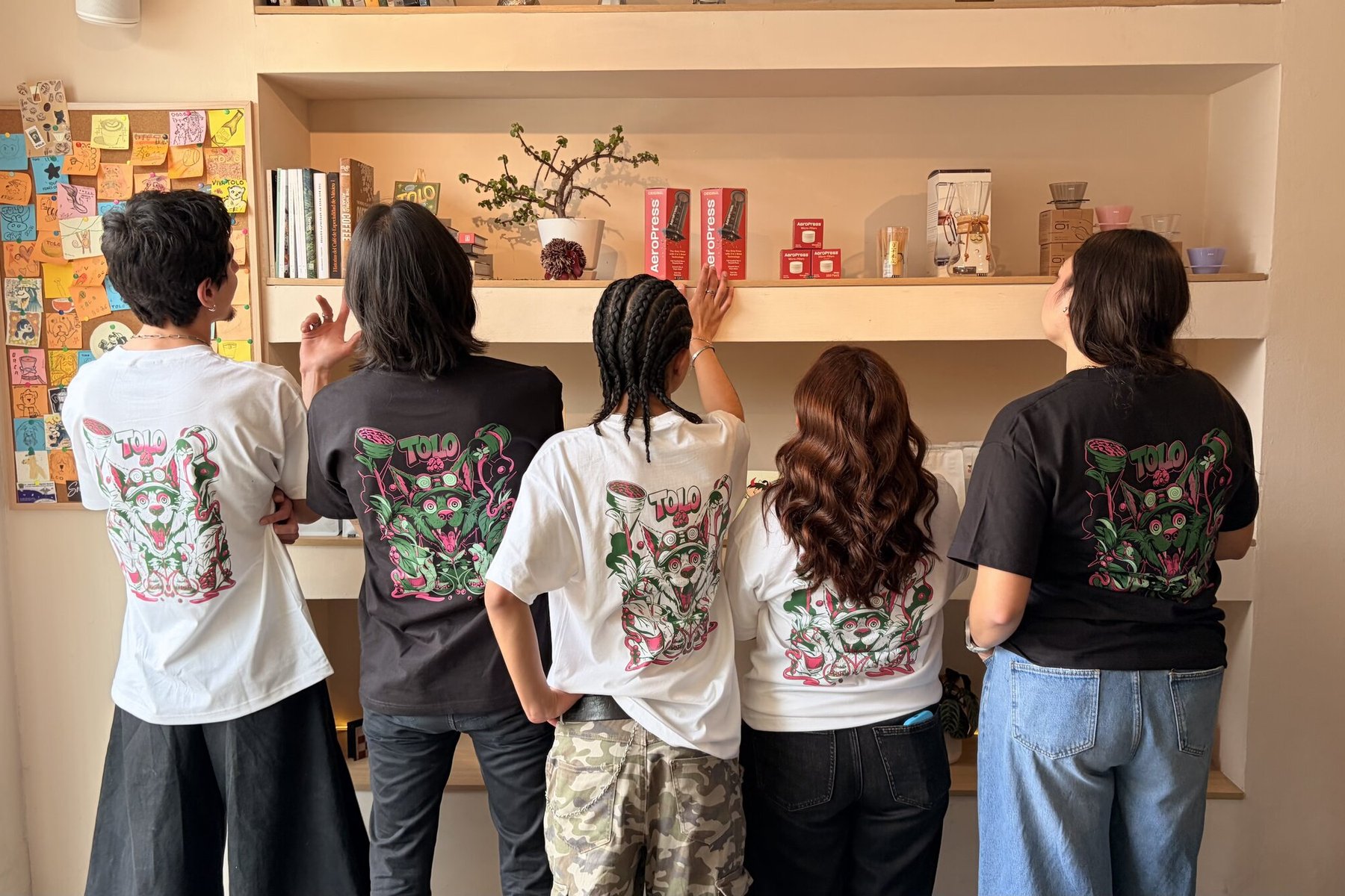 Fünf Personen von hinten im TOLO in den weißen und schwarzen TOLO × Kikki Sixx Shirts